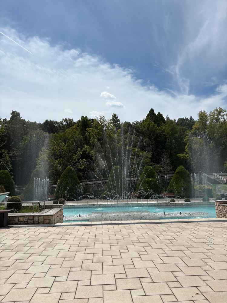 チャペルから出てすぐの所にある噴水。音楽を鳴らして噴水ショーを行うことが可能。