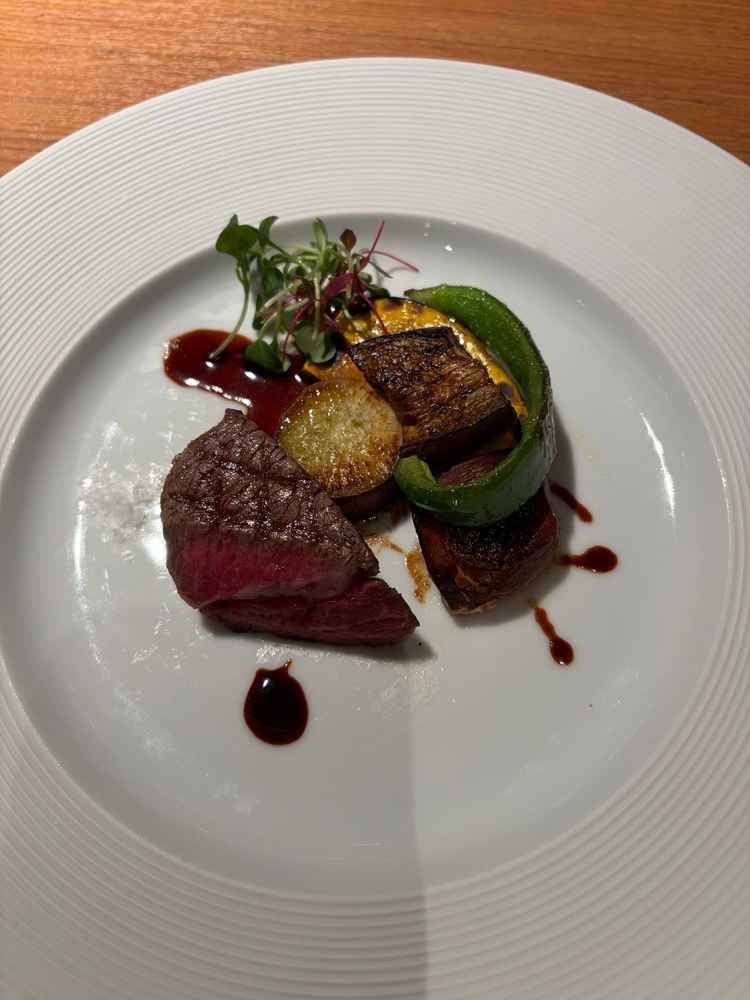 メインのお肉料理。フレンチではなくイタリアンなのが珍しく、優しいお味で美味しかったです。