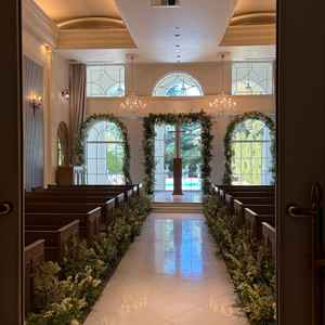 天井が高く、窓から外の風景が見える挙式会場。