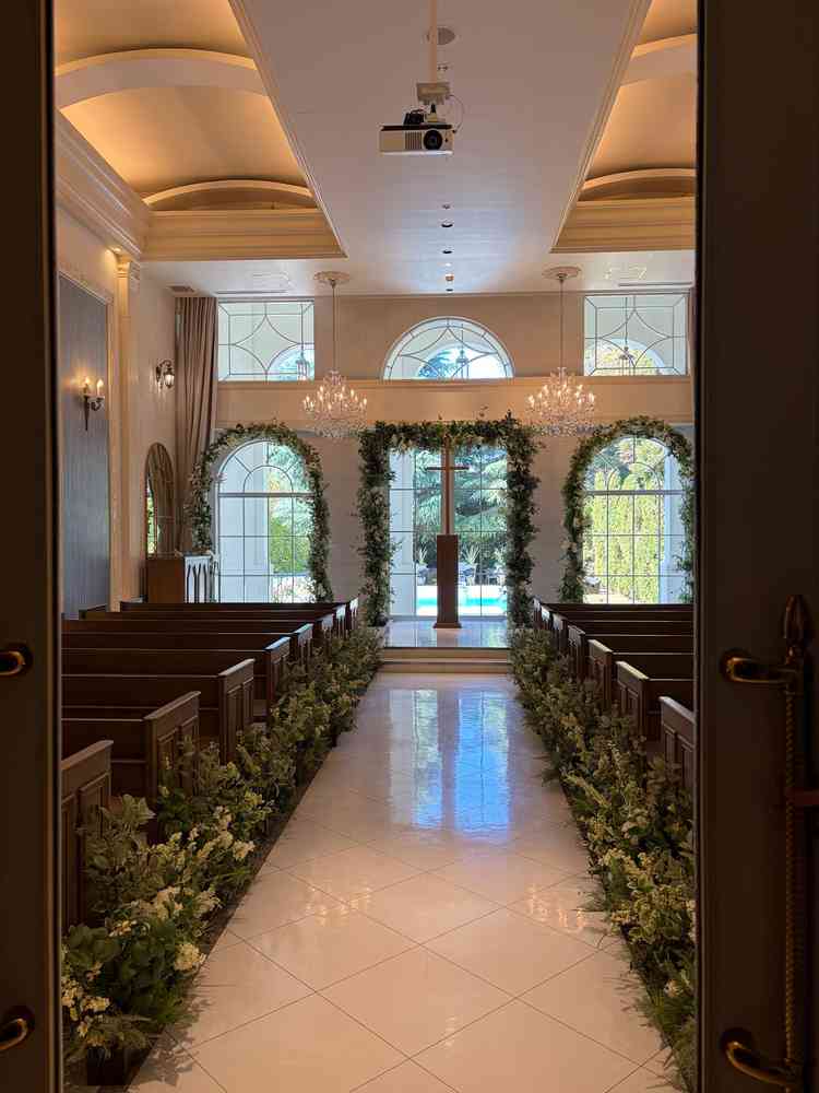 天井が高く、窓から外の風景が見える挙式会場。