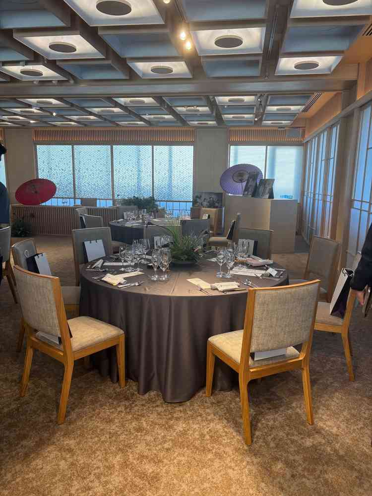 こちらが披露宴会場です。和装にも洋装にも合う会場だと思いました。障子を開けるとソファがありました。