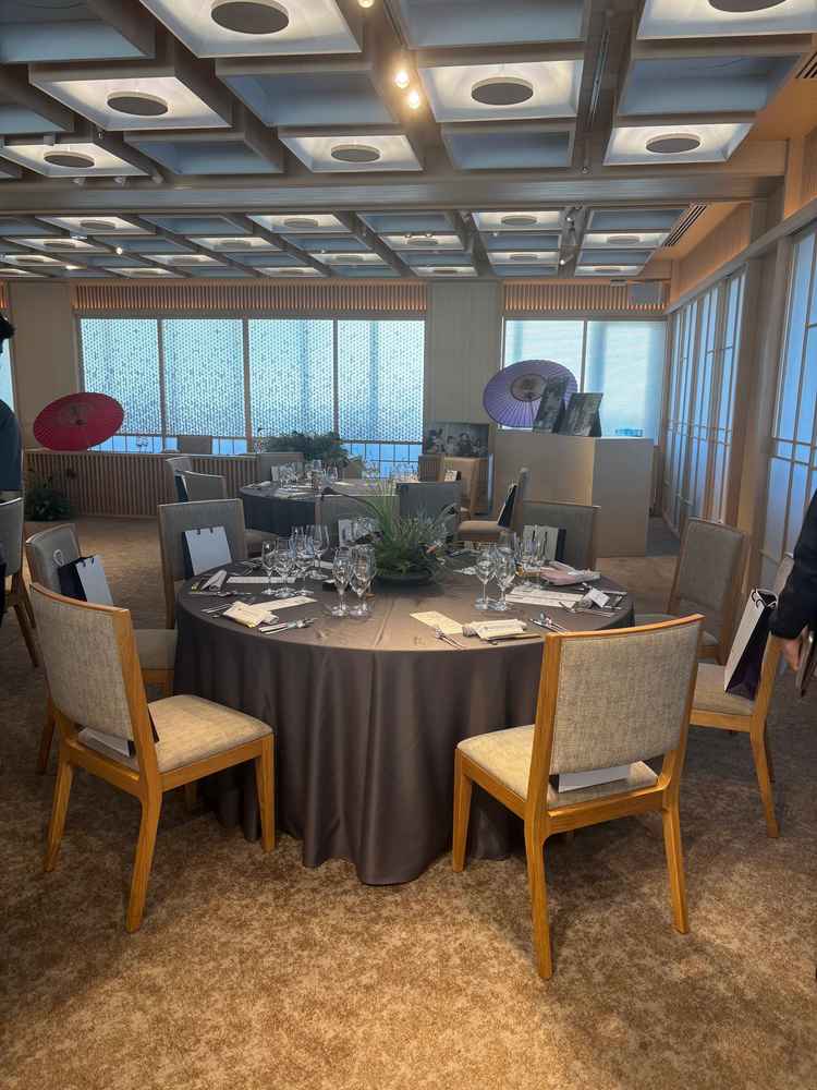 こちらが披露宴会場です。和装にも洋装にも合う会場だと思いました。障子を開けるとソファがありました。