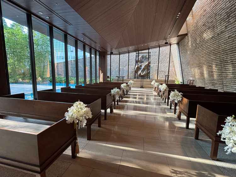 自然光が入り込むチャペルの写真