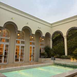 ガーデンの様子。プールがあり華やかな印象