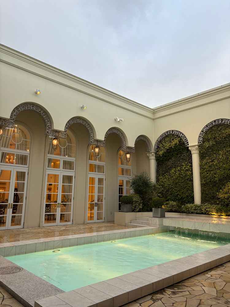 ガーデンの様子。プールがあり華やかな印象