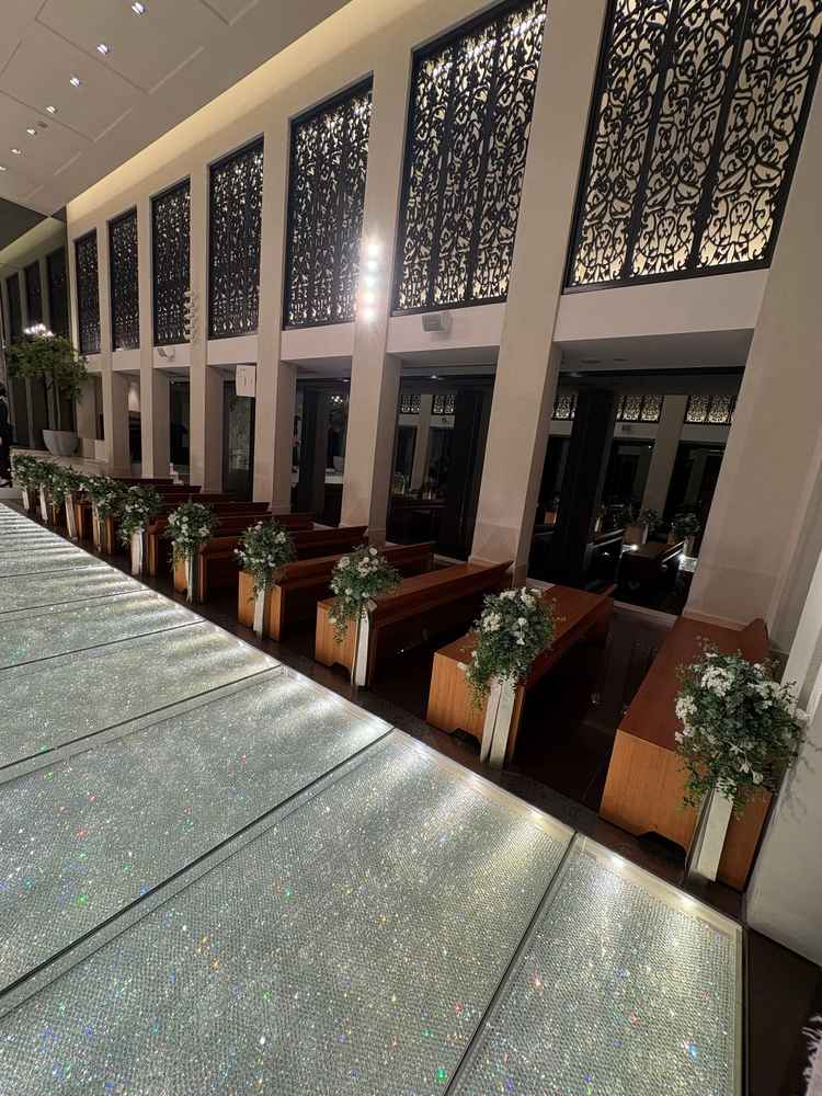 挙式会場。床がキラキラと輝いており、扉を開けた瞬間に眩しく光っていた。とても美しかった。