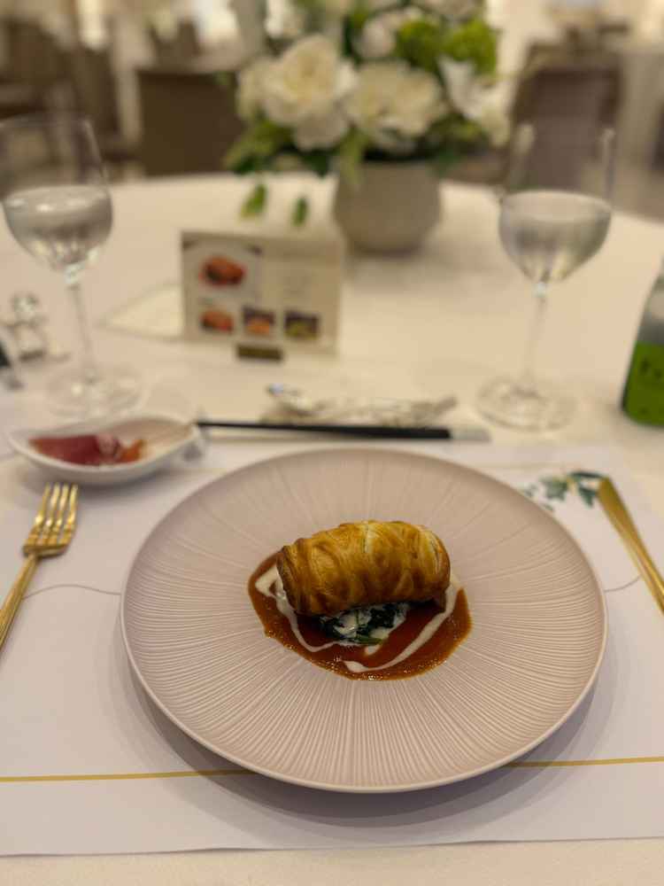 試食会のメイン料理。平目のアンクルートは2種のソースを絡めて食べる本格的で美味しい料理でした。