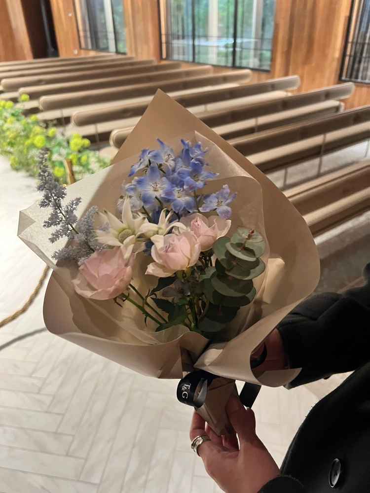 実際にバージンロードを歩く姿を想像できるよう、ブーケを模した花束をいただいた写真。