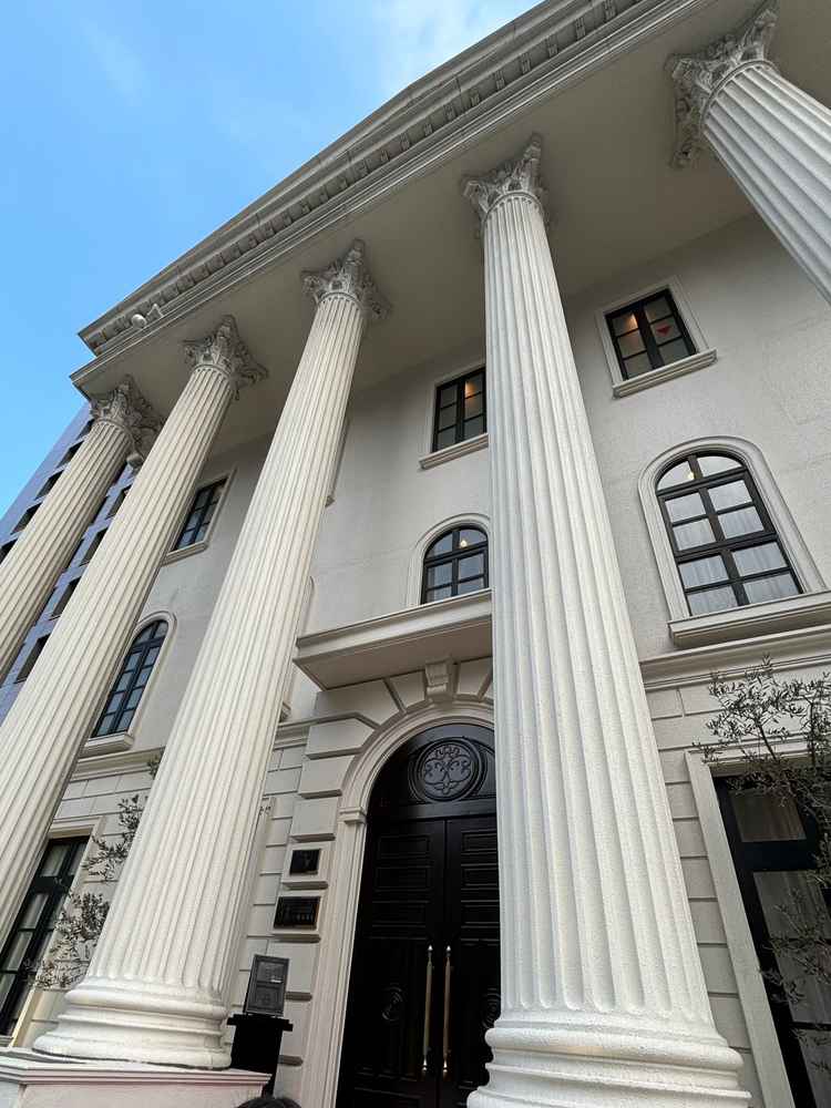 大使館の建物を再利用したという印象的な外観