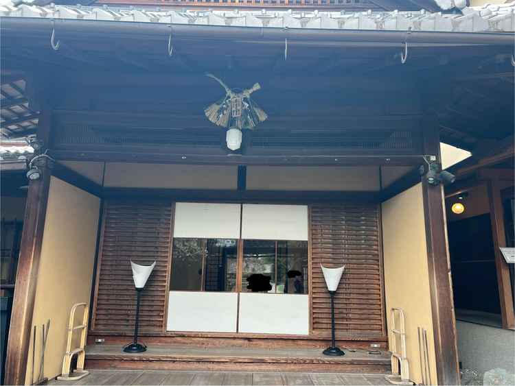 玄関の門をくぐってすぐの場所でゲストの方を新郎・新婦でお出迎えができる。和装が映えそうな場所。