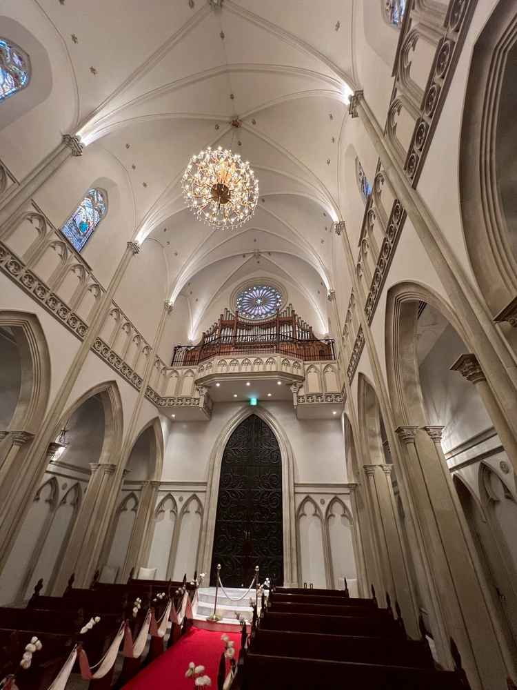 挙式を行うチャペルの内観（入口側）