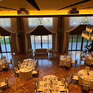 披露宴会場の様子です。少人数用のテーブルもあるようで安心しました。