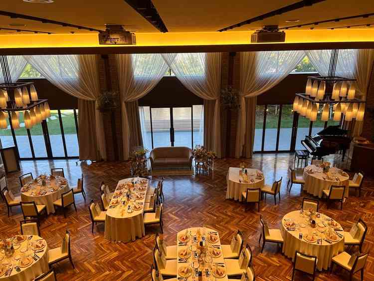 披露宴会場の様子です。少人数用のテーブルもあるようで安心しました。