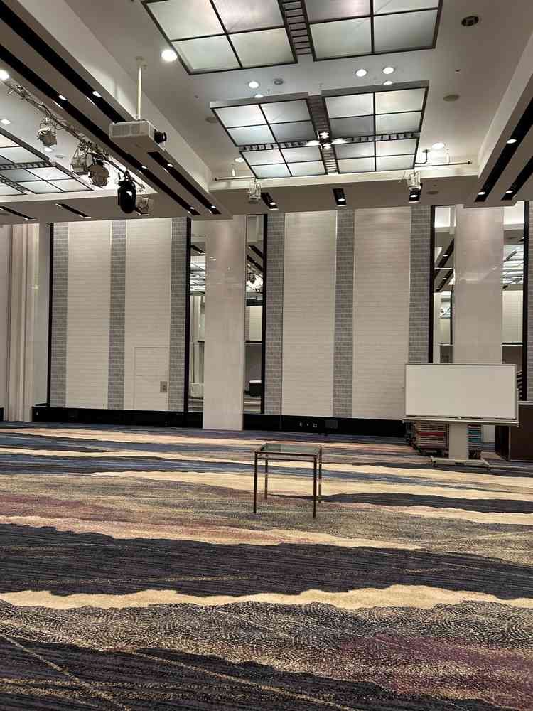 大きな披露宴会場を分けることで人数に合わせた大きさにできる