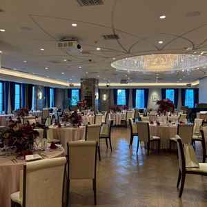 天井のシャンデリアが特徴的なホテルライクな披露宴会場