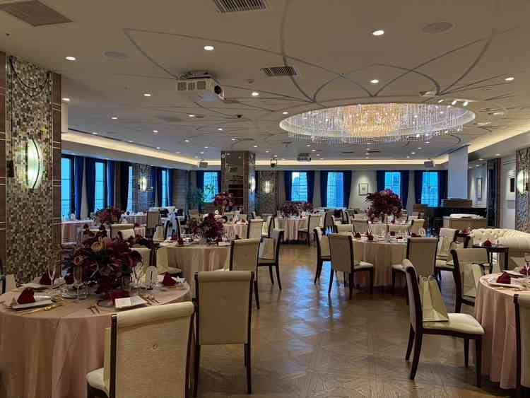 天井のシャンデリアが特徴的なホテルライクな披露宴会場