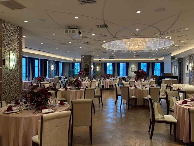 天井のシャンデリアが特徴的なホテルライクな披露宴会場