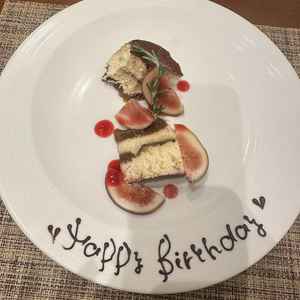デザートもいただきましたが、味はもちろん見学の日が誕生日だったため誕生日プレートにしてくださりました