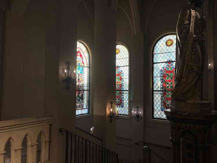 ステンドグラスからさしこむ柔らかい光(16時半頃に撮影したもの)