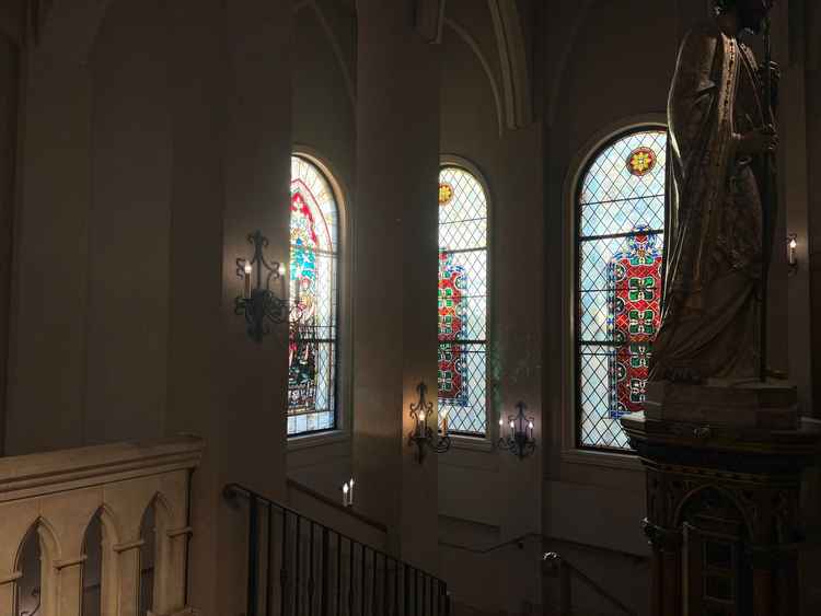 ステンドグラスからさしこむ柔らかい光(16時半頃に撮影したもの)