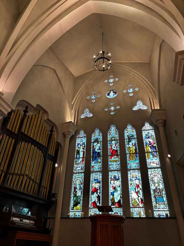 チャペルのステンドグラス。自然光であるため、天気によって光り方が違うそうです。美しくて鳥肌が立ちまし