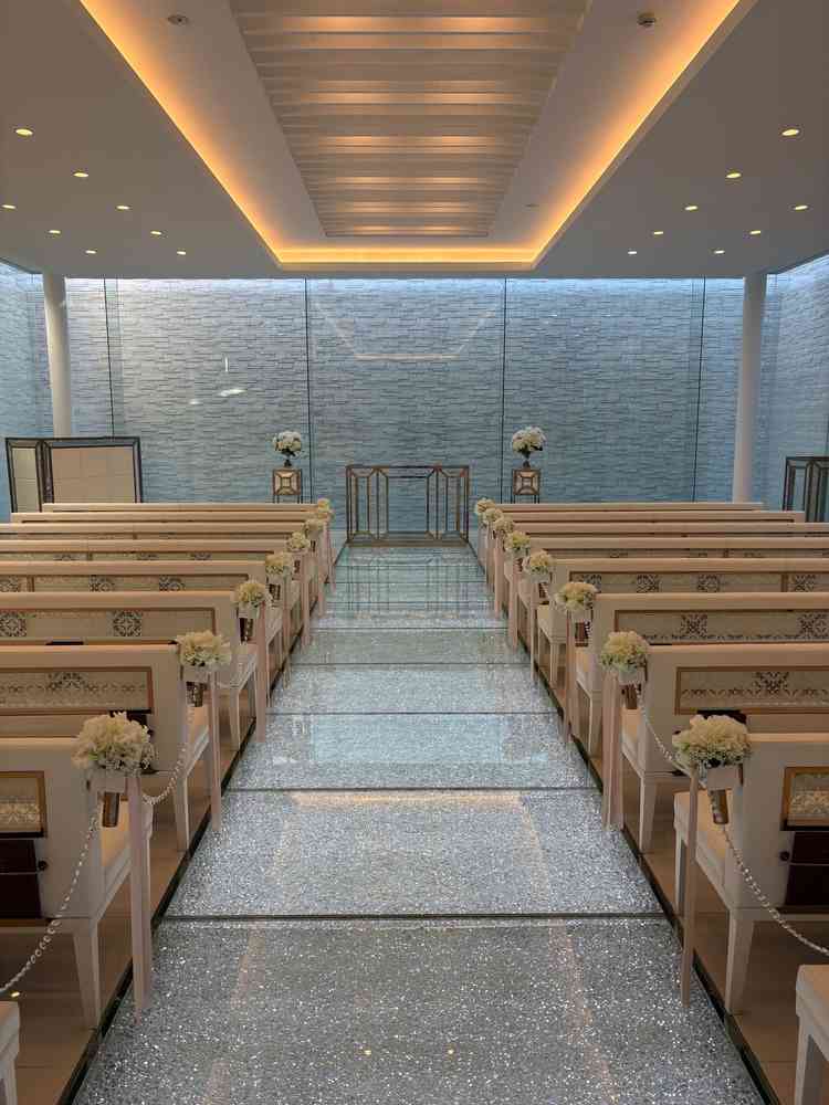 横幅が広くほぼ正方形のチャペルでとても広く感じ、真っ白でキラキラしたとても素敵なチャペルでした。