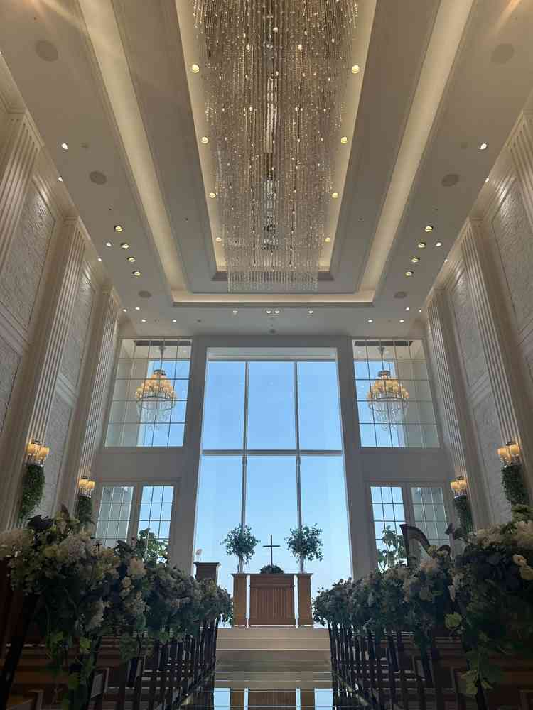 思ってたよりも天井が高く、青い空の景色とチャペル内のホワイトがとても良かったです。