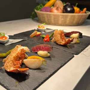 コース料理の試食。ミシュランのシェフが調理されており、胃袋をつかまれるほどおいしかった。