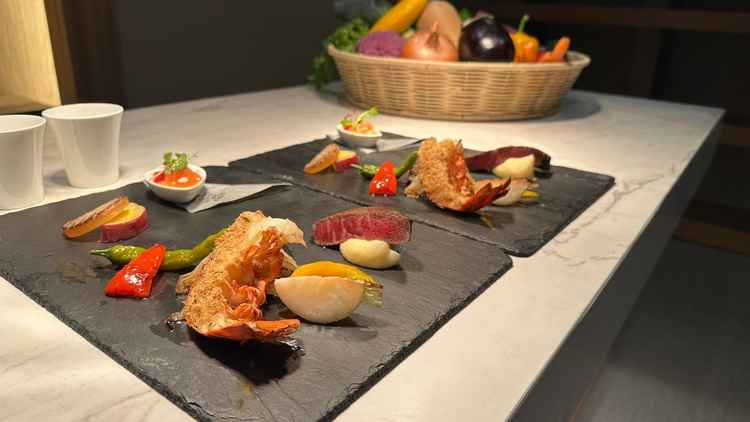 コース料理の試食。ミシュランのシェフが調理されており、胃袋をつかまれるほどおいしかった。