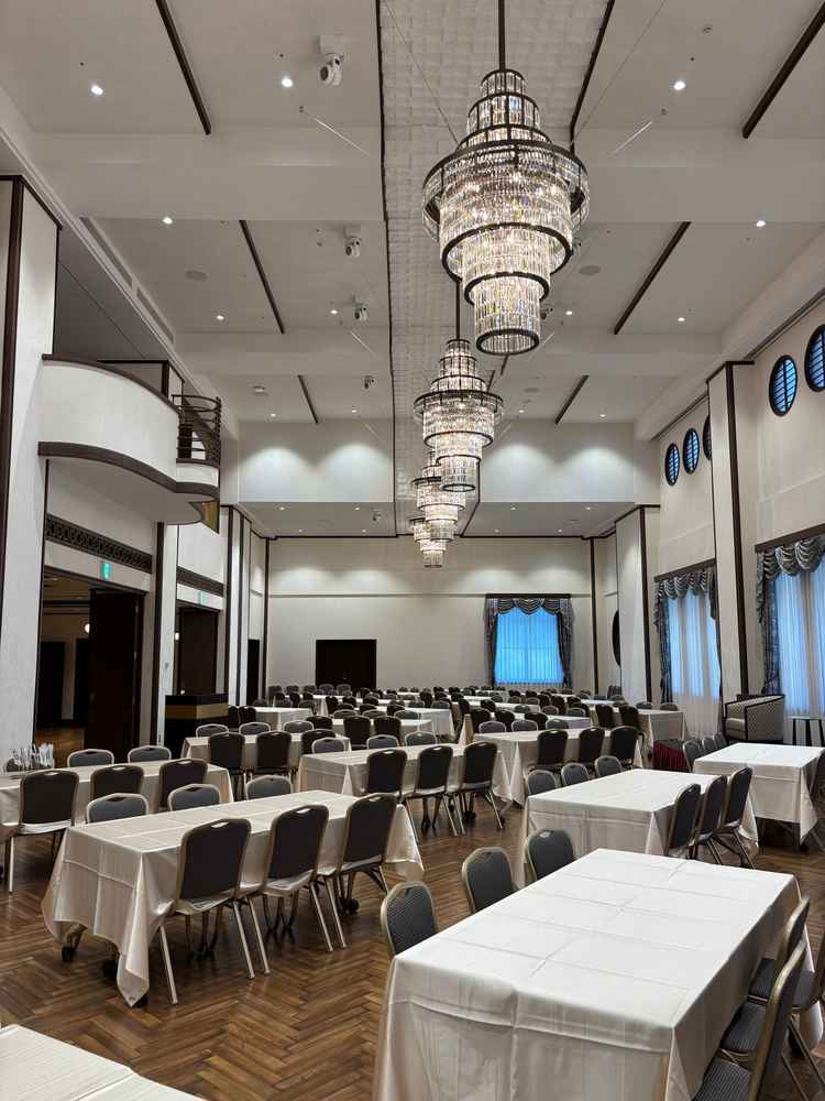 天高の高い方の会場、シャンデリアも素敵、装飾も華美過ぎない。