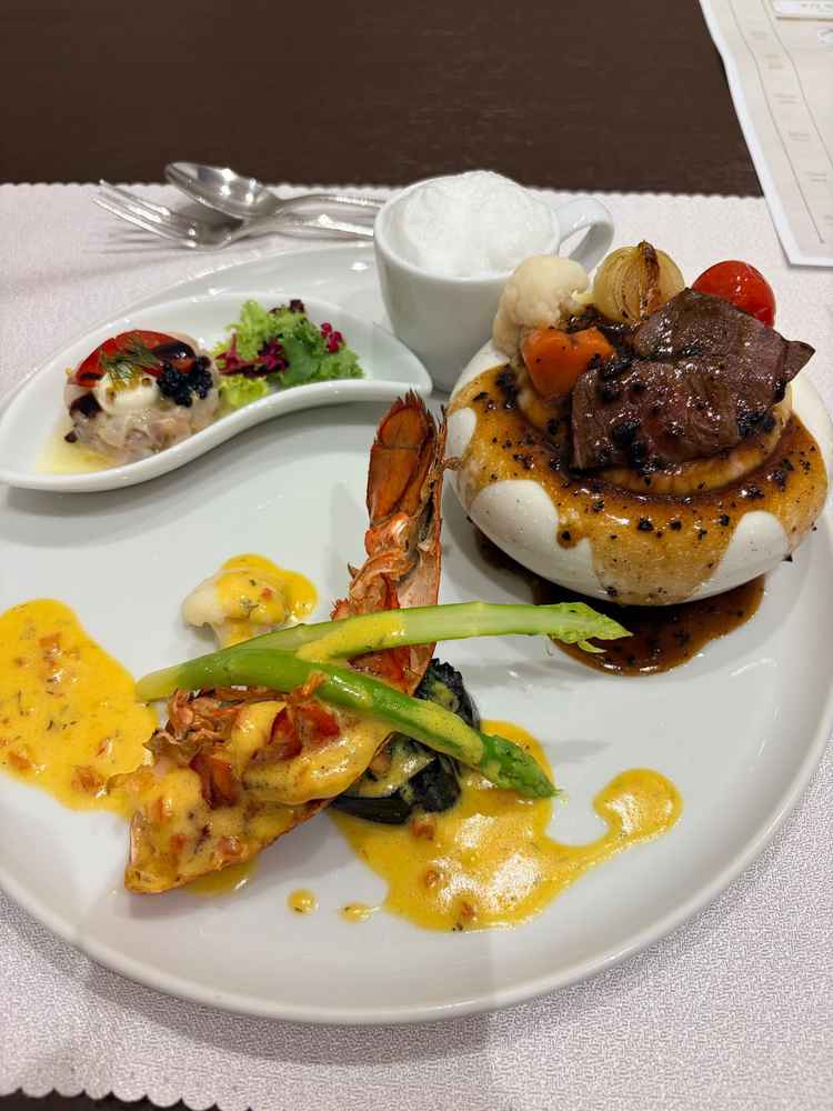 ミシュランの星付きシェフが担当しているだけあり、お料理は非常に美味しかったです。和食と洋食があった。
