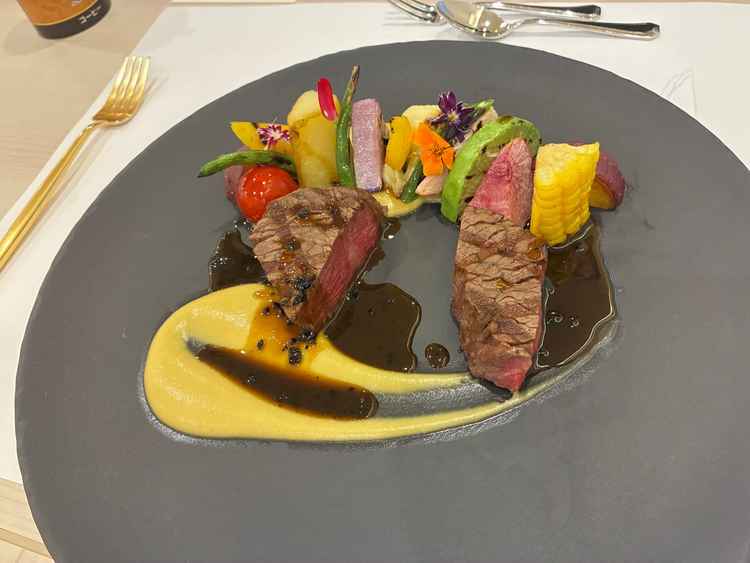 料理。魚料理・肉料理・デザートを頂いたが、全て美味しかった。