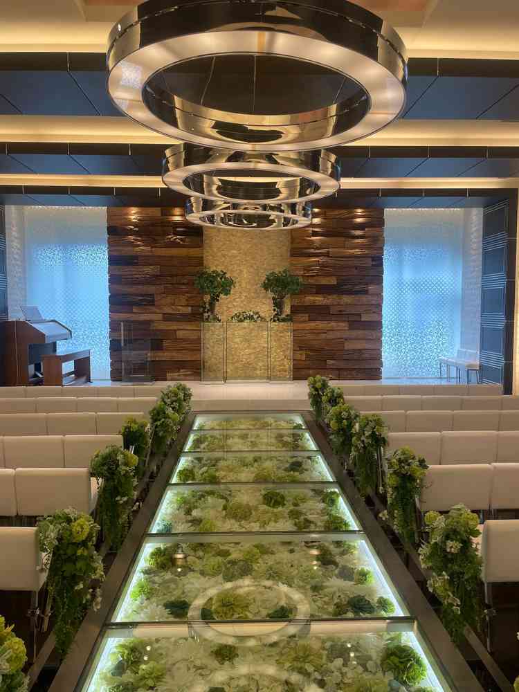 1フロア貸切のタイプのチャペルです。ヴァージンロードのお花がキレイです。