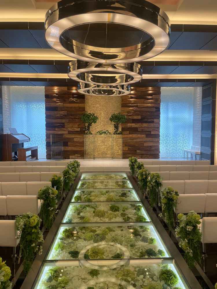 1フロア貸切のタイプのチャペルです。ヴァージンロードのお花がキレイです。