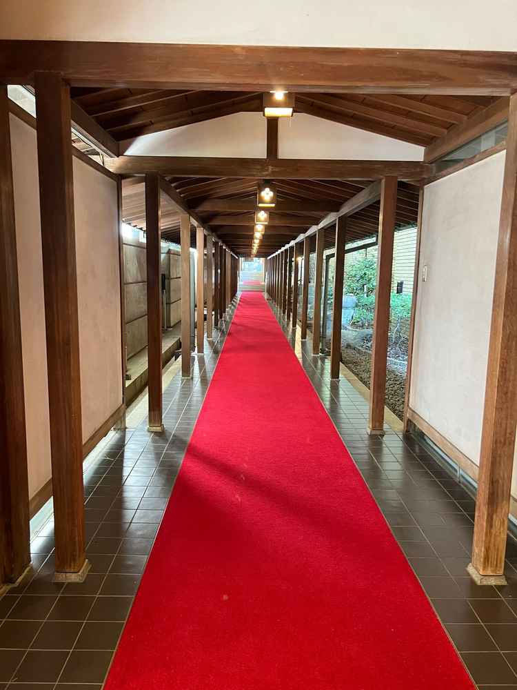乃木会館から本殿へ続く道。雨天の場合はこちらで参進の儀が執り行われるそう。