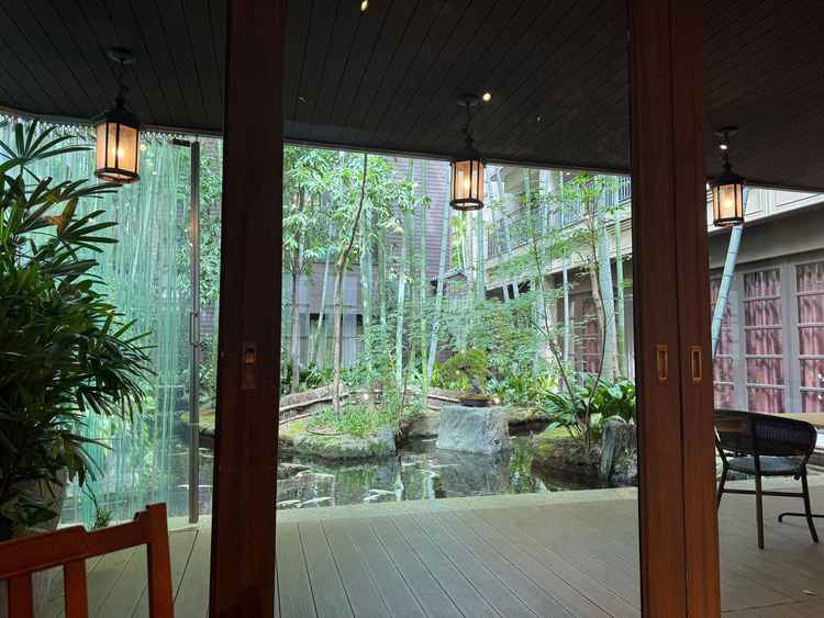 サロンからの中庭