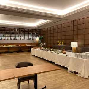 木目調の披露宴会場のビュッフェ写真。木の温もりを感じ、披露宴もできるとのことでした。