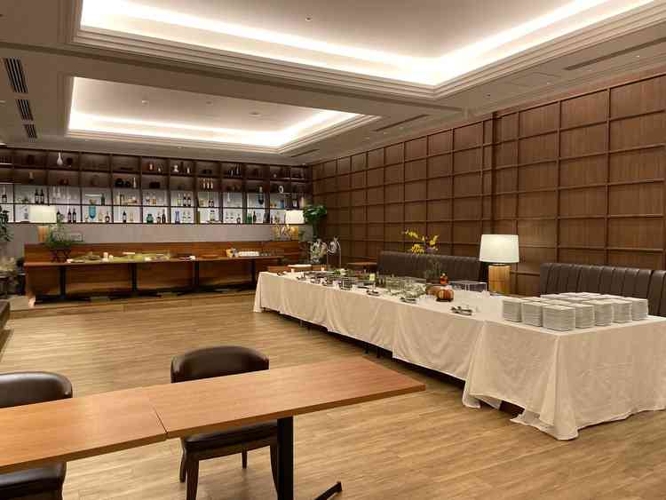 木目調の披露宴会場のビュッフェ写真。木の温もりを感じ、披露宴もできるとのことでした。