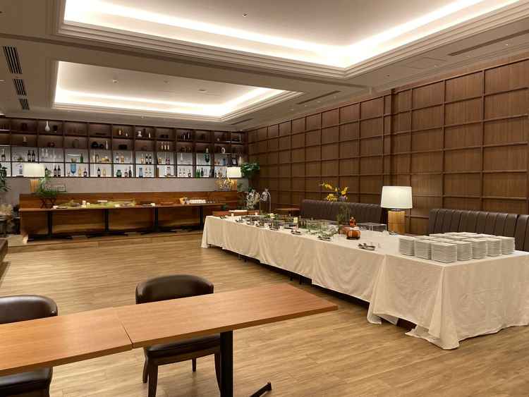 木目調の披露宴会場のビュッフェ写真。木の温もりを感じ、披露宴もできるとのことでした。