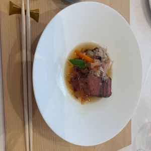 メインのお料理、東京ビーフ。地産地消にとてもこだわりを感じた。テーブルで仕上げてくれるのも高評価。
