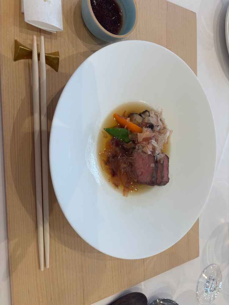 メインのお料理、東京ビーフ。地産地消にとてもこだわりを感じた。テーブルで仕上げてくれるのも高評価。