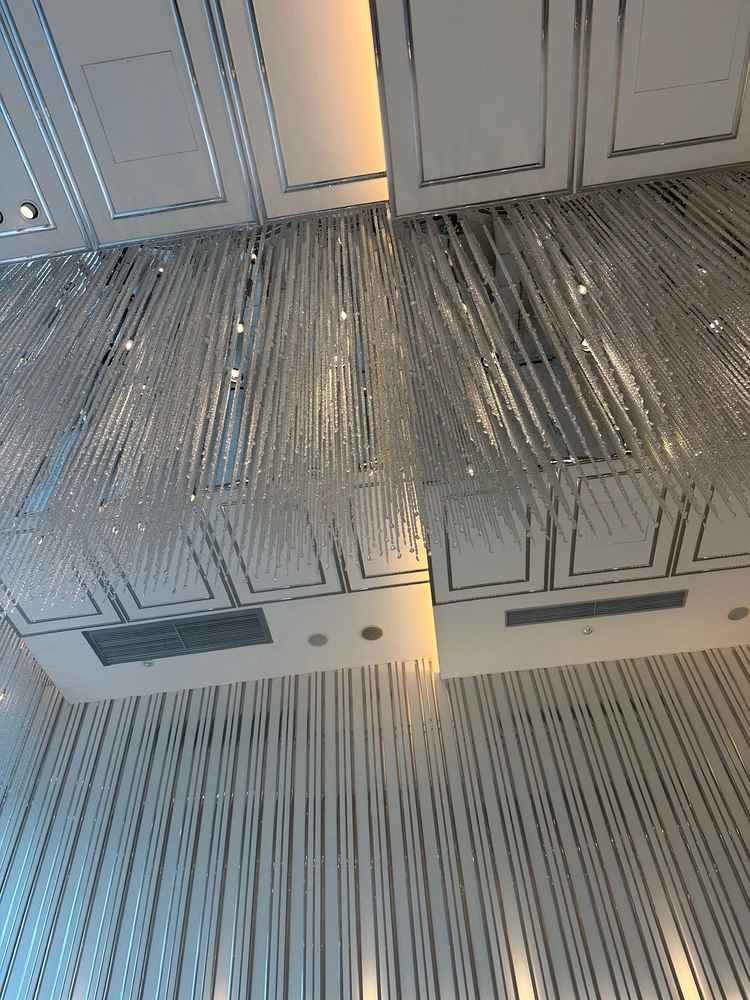 チャペル天井。キラキラ輝いているのが魅力的。