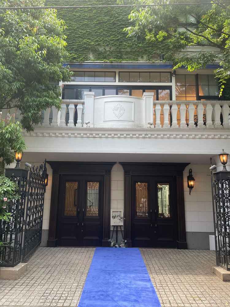 入り口。建物も緑が多くとても良い雰囲気。喫煙所はこのエントランスの屋根下でとのこと