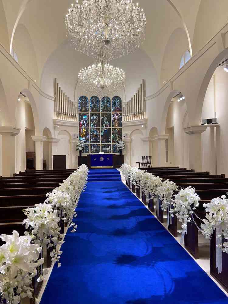 チャペルです。とても明るく青い絨毯に正面のステンドグラスがとても素敵でした。ウエディングドレス映え！