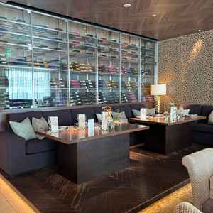 親族用のソファ席。段差があることで新郎新婦のこともよく見えそう。