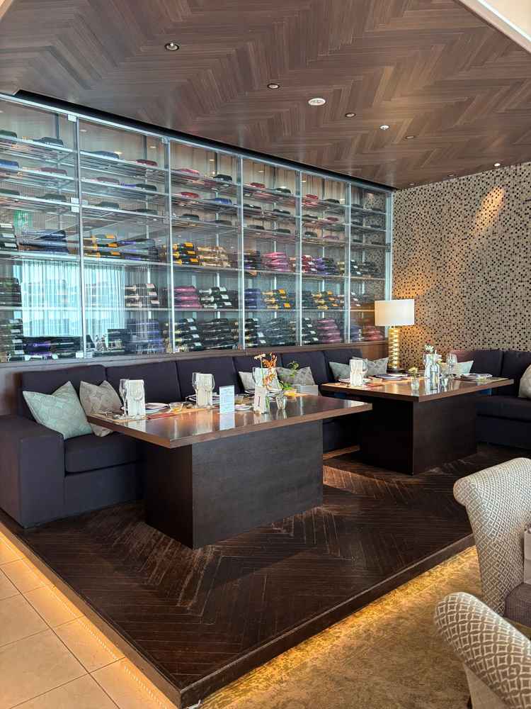 親族用のソファ席。段差があることで新郎新婦のこともよく見えそう。