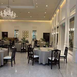 壁と床が白くどんなイメージカラーにも合わせやすい披露宴会場