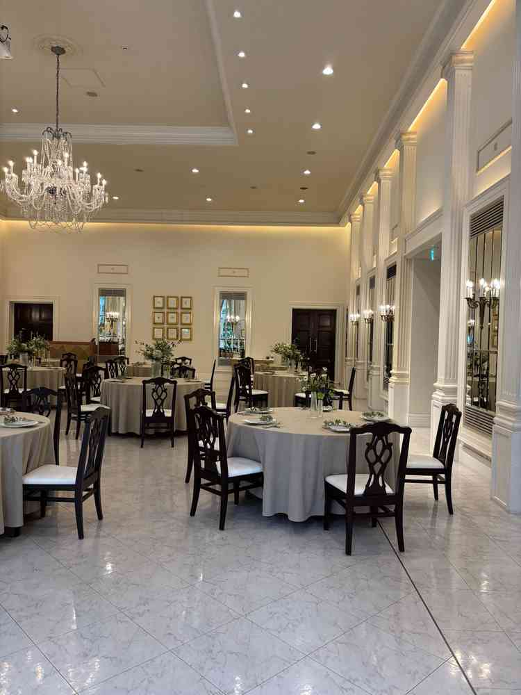 壁と床が白くどんなイメージカラーにも合わせやすい披露宴会場