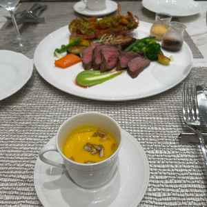 ひと皿を、二人でシェアーする食事でした。オマール海老もお肉も美味しかったです。