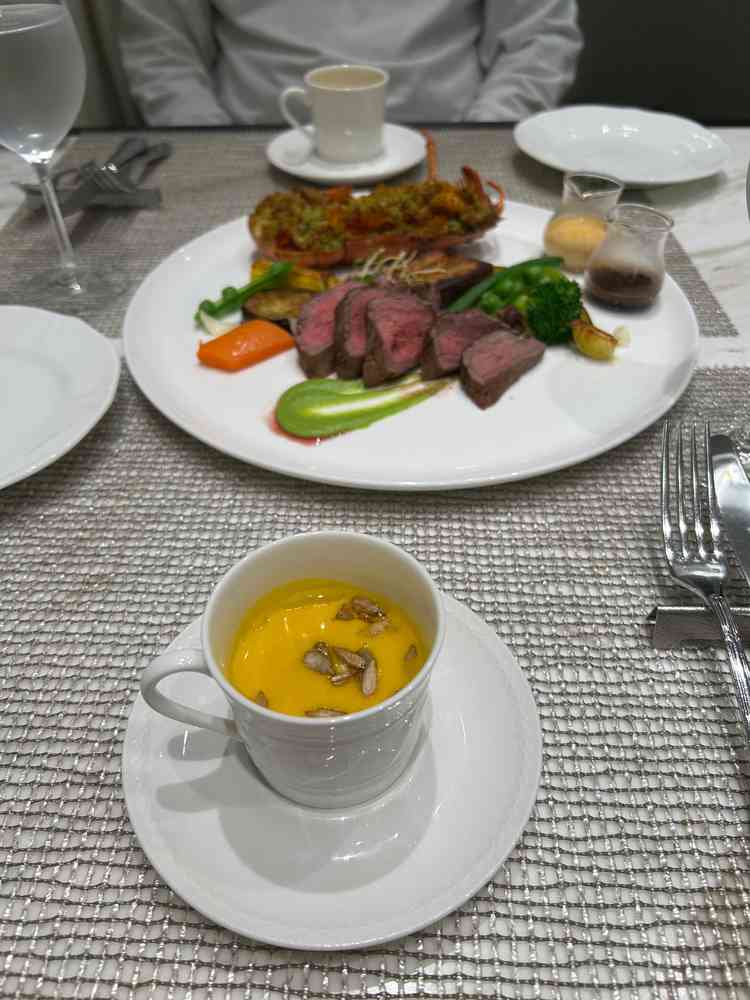 ひと皿を、二人でシェアーする食事でした。オマール海老もお肉も美味しかったです。